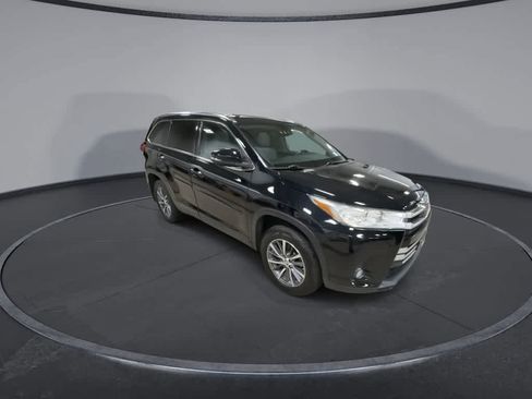 Used 2019 Toyota Highlander XLE w/ Protection Package #3 AWD/4WD image 2