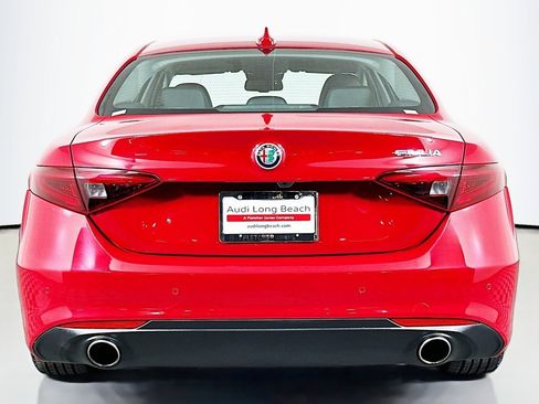 Used 2019 Alfa Romeo Giulia image 3