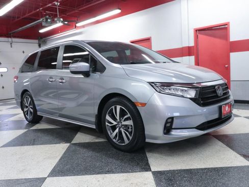 Used 2023 Honda Odyssey Touring image 2