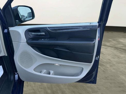 Used 2014 Chrysler Town & Country Touring FWD image 16