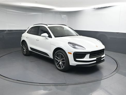 Certified 2023 Porsche Macan AWD/4WD image 27