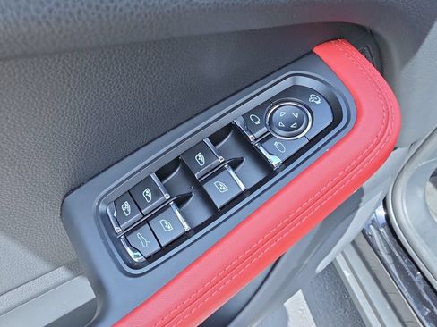 Used 2025 Porsche Macan AWD/4WD image 17