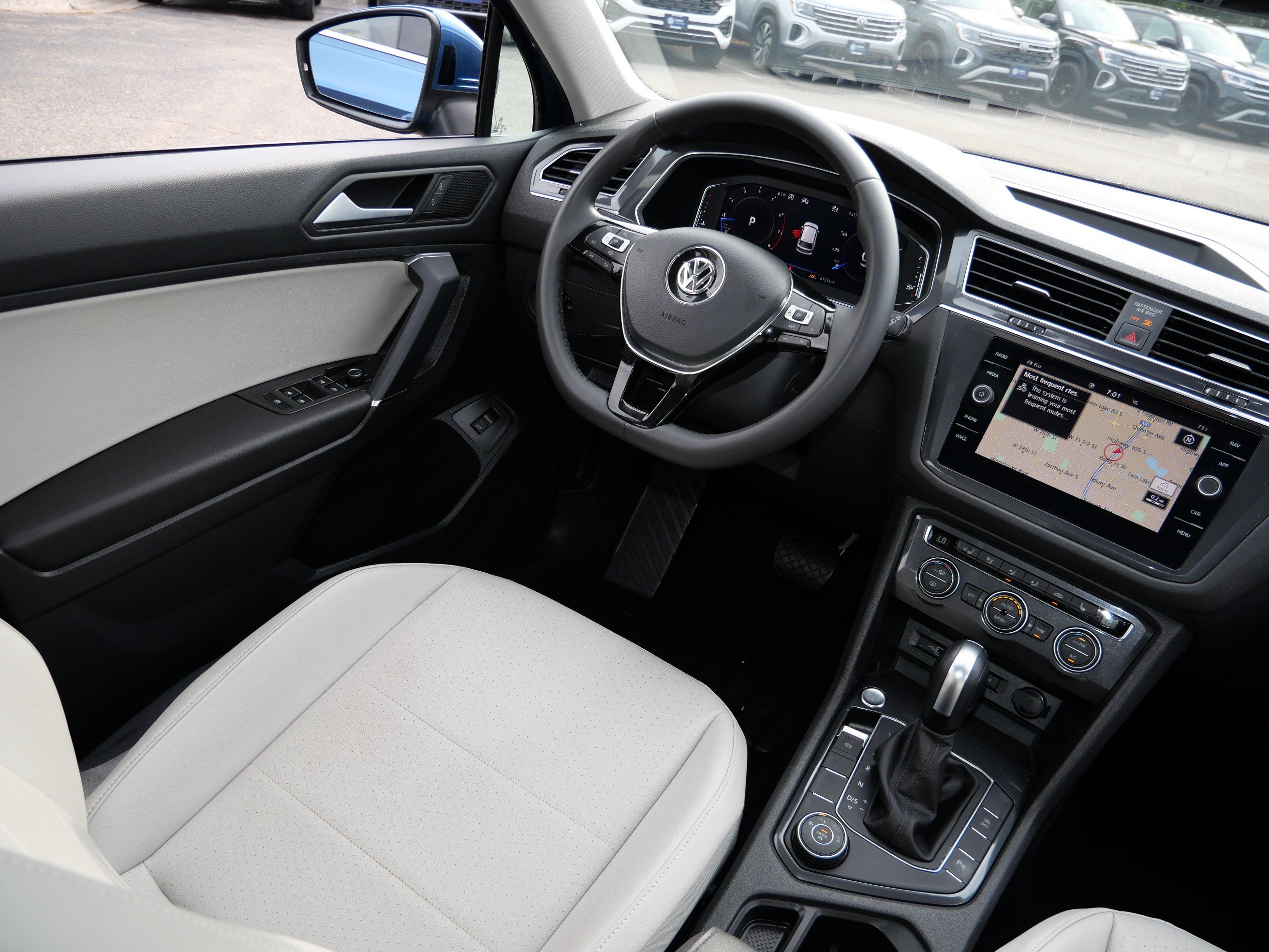 Used 2020 Volkswagen Tiguan SEL AWD/4WD image 9