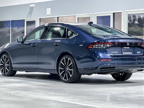 Used 2025 Honda Accord Touring image 3