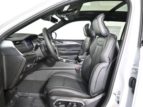 New 2025 Jeep Grand Cherokee Overland w/ Adv Protech Group III image 22