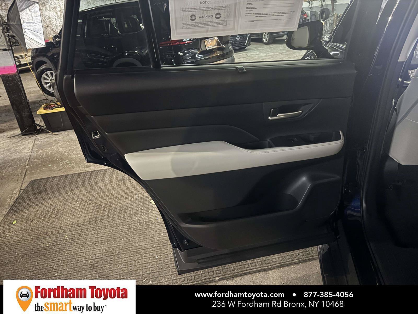 Used 2024 Toyota Grand Highlander AWD image 11