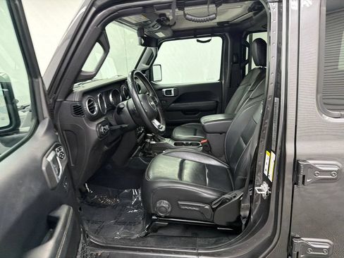 Used 2018 Jeep Wrangler Unlimited Sahara AWD/4WD image 9