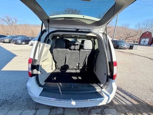 Used 2016 Chrysler Town & Country Touring FWD image 13