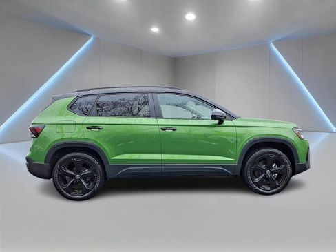 Used 2025 Volkswagen Taos SE AWD/4WD image 4
