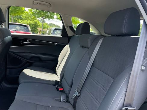 Used 2017 Kia Sorento L FWD image 39