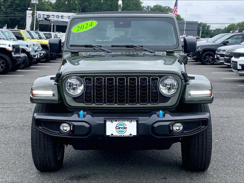 Used 2024 Jeep Wrangler Unlimited w/ Convenience Group AWD/4WD image 3