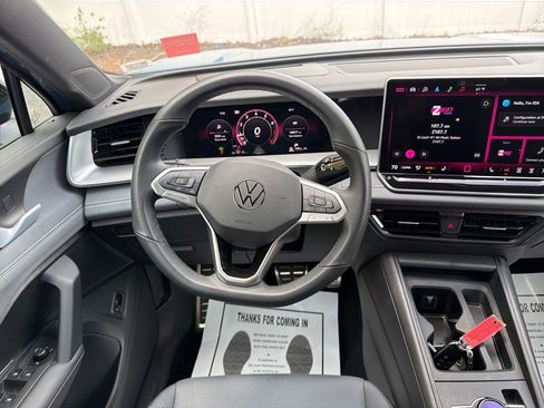 Used 2025 Volkswagen Tiguan SE R-Line AWD/4WD image 16