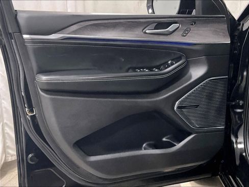 Used 2023 Jeep Grand Cherokee Overland w/ Luxury Tech Group IV AWD/4WD image 9