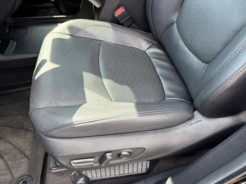 Used 2025 Toyota Sienna Platinum FWD image 21