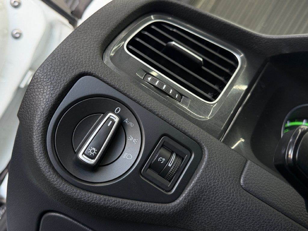 Used 2019 Volkswagen e-Golf SE w/ Driver Assistance Package FWD image 20