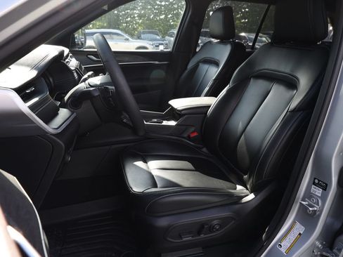 Used 2025 Jeep Grand Cherokee Limited w/ Black Appearance Package RWD image 15