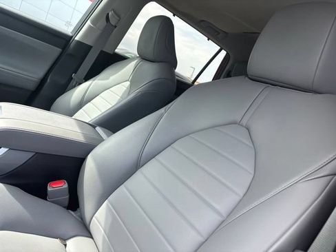 Used 2023 Toyota Highlander XLE FWD image 9