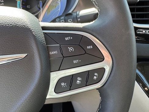 Used 2023 Chrysler Pacifica Touring-L FWD image 23