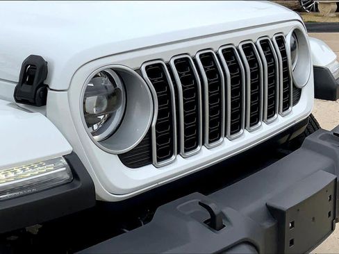 Used 2025 Jeep Wrangler Sahara image 29