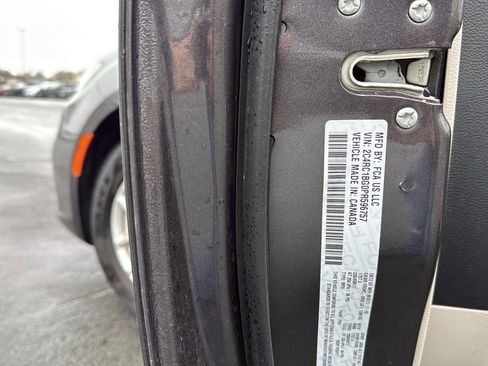 Used 2023 Chrysler Pacifica Touring-L FWD image 32