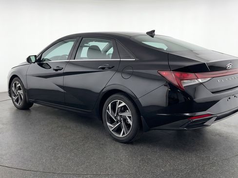 Used 2025 Hyundai Elantra SEL FWD image 6