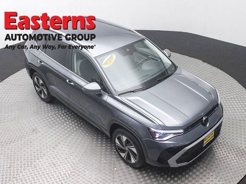 Used 2025 Volkswagen Taos SE AWD/4WD image 3