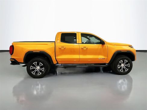 Used 2025 GMC Canyon AT4 image 8