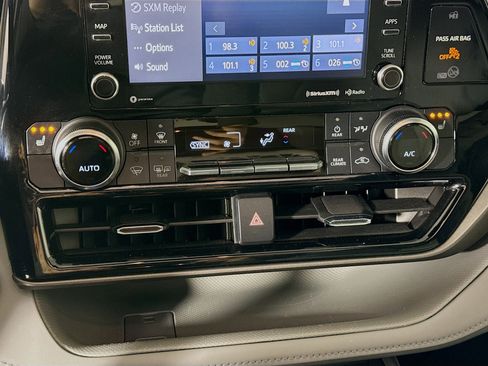 Certified 2022 Toyota Highlander XLE image 17