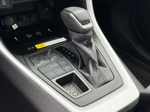 Used 2022 Toyota RAV4 XLE Premium image 32