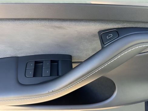 Used 2023 Tesla Model Y Performance image 27