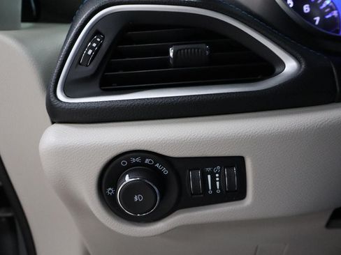 Used 2021 Chrysler Pacifica Touring w/ Cold Weather Group FWD image 18