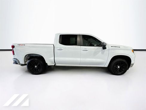 Used 2022 Chevrolet Silverado 1500 LT AWD/4WD image 4