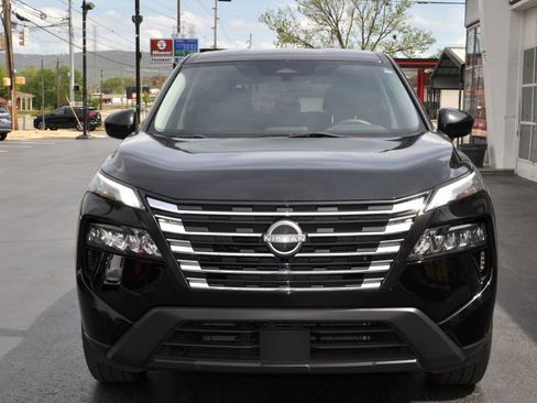 Used 2024 Nissan Rogue SV image 4