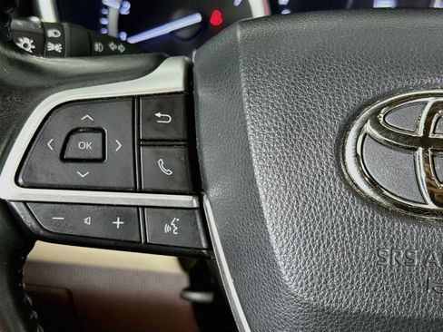 Used 2022 Toyota Highlander Limited FWD image 11
