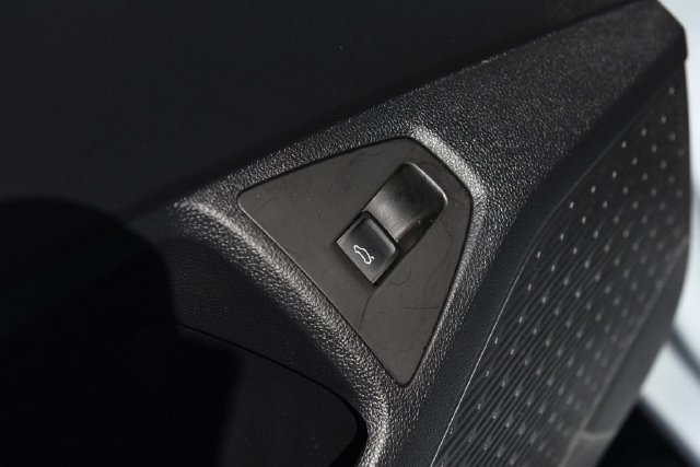 Used 2025 Volkswagen Jetta SE w/ Sunroof Package FWD image 9