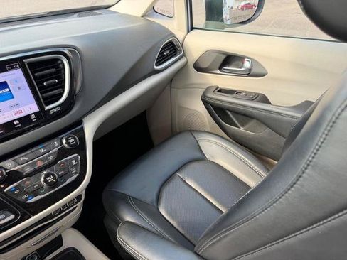 Used 2023 Chrysler Pacifica Touring-L FWD image 20