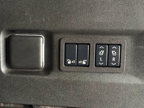 Used 2024 Chevrolet Suburban Z71 w/ Luxury Package image 6