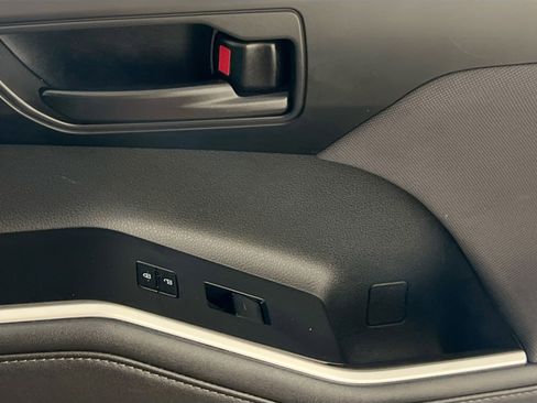 Used 2023 Toyota Highlander LE image 32