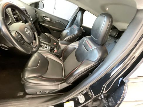 Used 2019 Jeep Cherokee Trailhawk w/ Comfort/Convenience Group AWD/4WD image 11