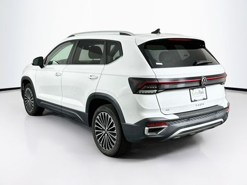 Used 2025 Volkswagen Taos SE FWD image 5