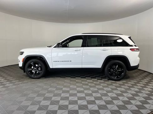 Used 2023 Jeep Grand Cherokee Altitude AWD/4WD image 4