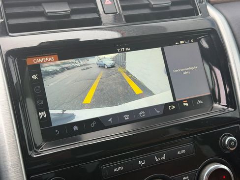 Used 2018 Land Rover Discovery HSE image 14