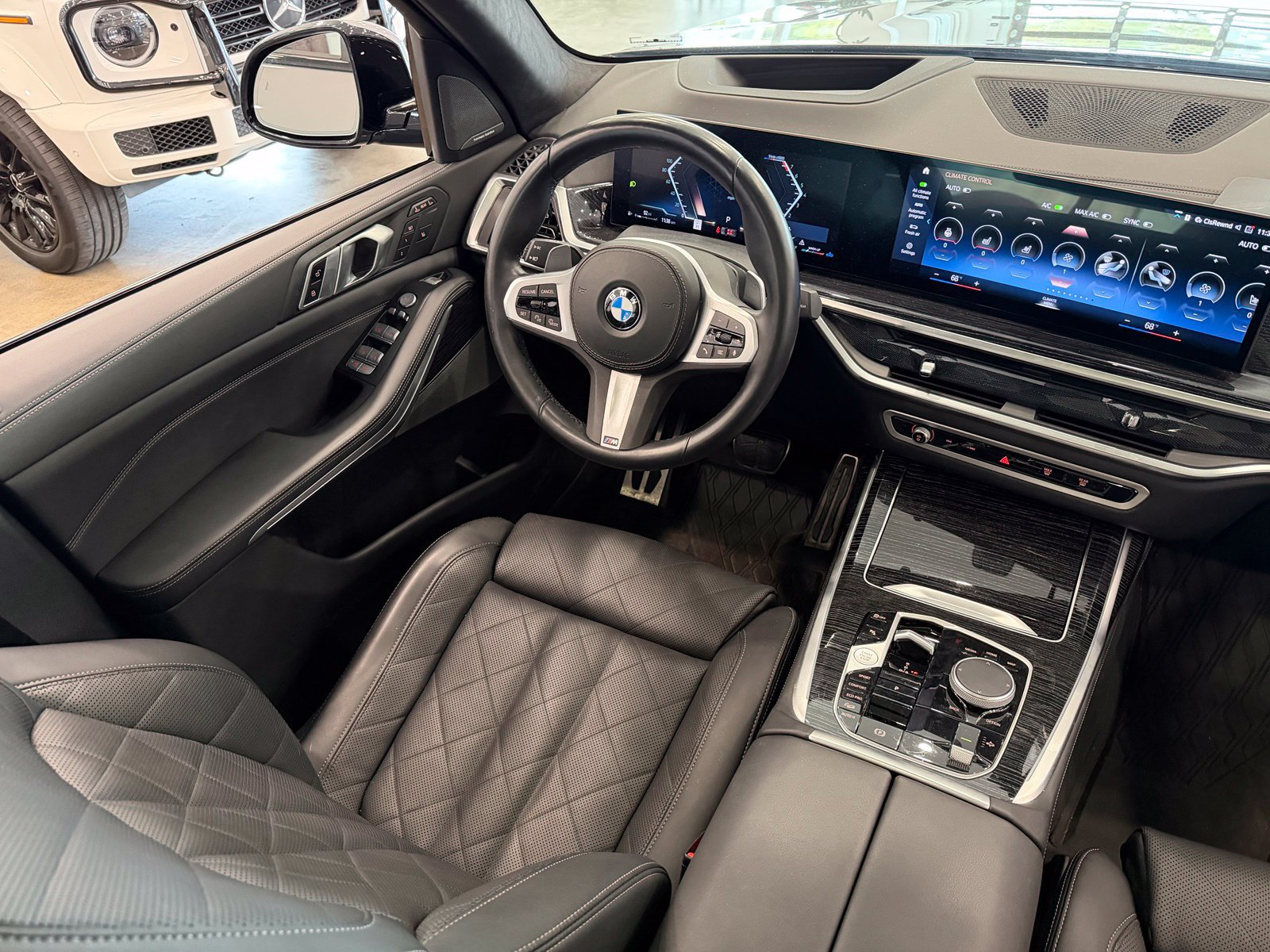 Used 2023 BMW X7 xDrive40i w/ M Sport Package AWD/4WD image 8