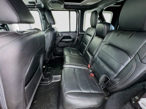 Used 2018 Jeep Wrangler Unlimited Sahara AWD/4WD image 15