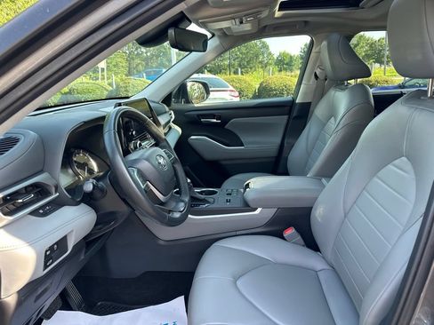 Used 2023 Toyota Highlander XLE FWD image 21