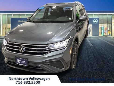 Certified 2024 Volkswagen Tiguan SE w/ Panoramic Sunroof Package FWD image 3