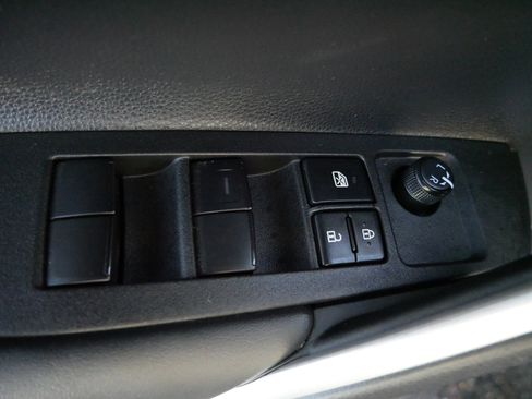 Used 2025 Toyota Corolla Cross LE image 19