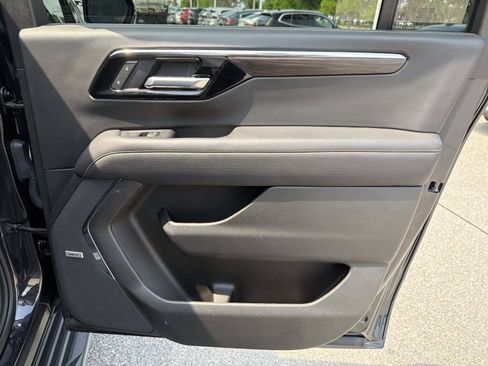 Used 2025 Chevrolet Suburban Premier RWD image 15
