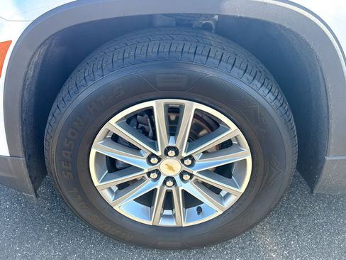 Used 2023 Chevrolet Traverse LT image 10