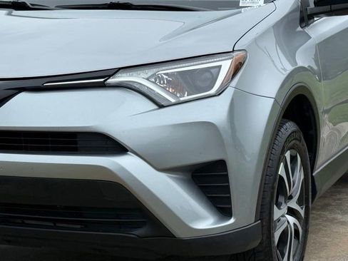 Used 2018 Toyota RAV4 LE FWD image 11